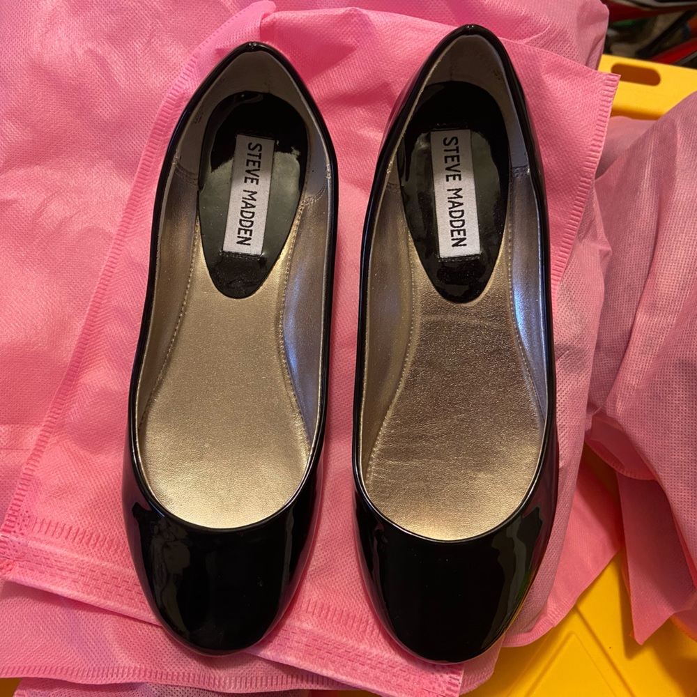 Steve Madden black patent flat, 6.5, great condition.